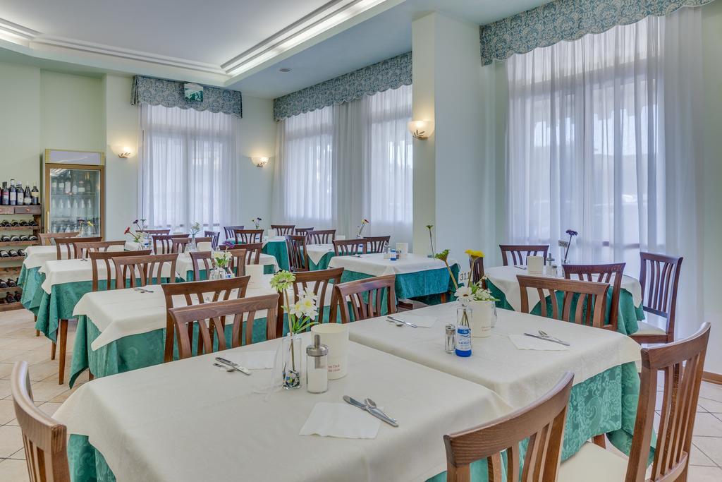 Hotel Austria Каорле Екстериор снимка