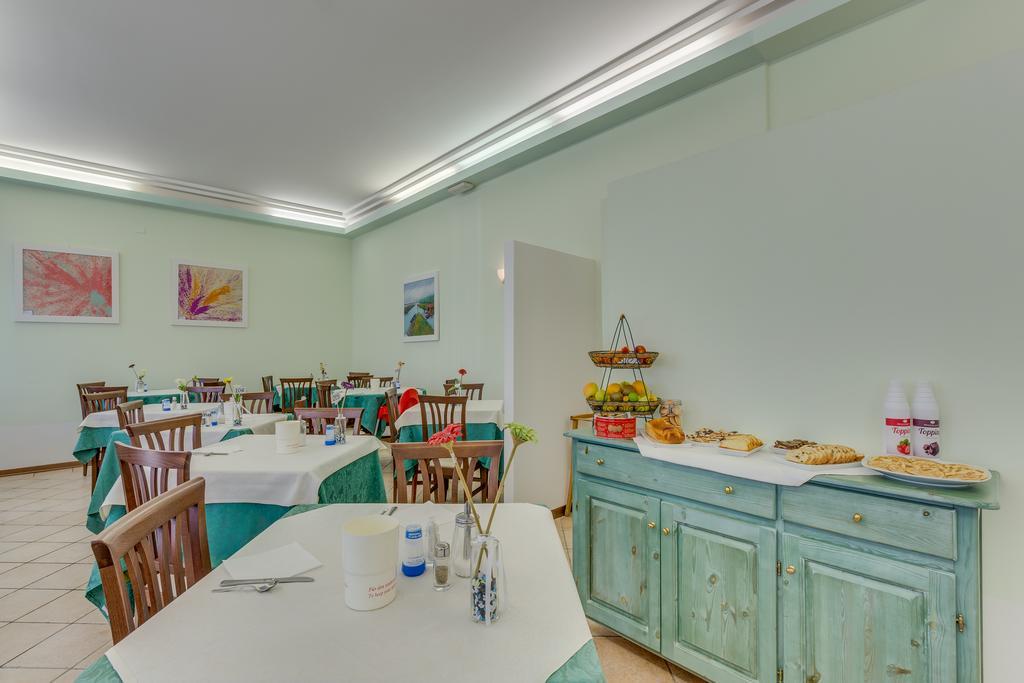 Hotel Austria Каорле Екстериор снимка