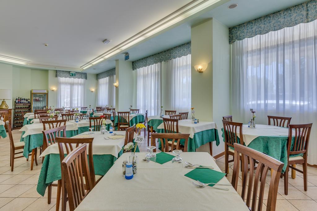 Hotel Austria Каорле Екстериор снимка