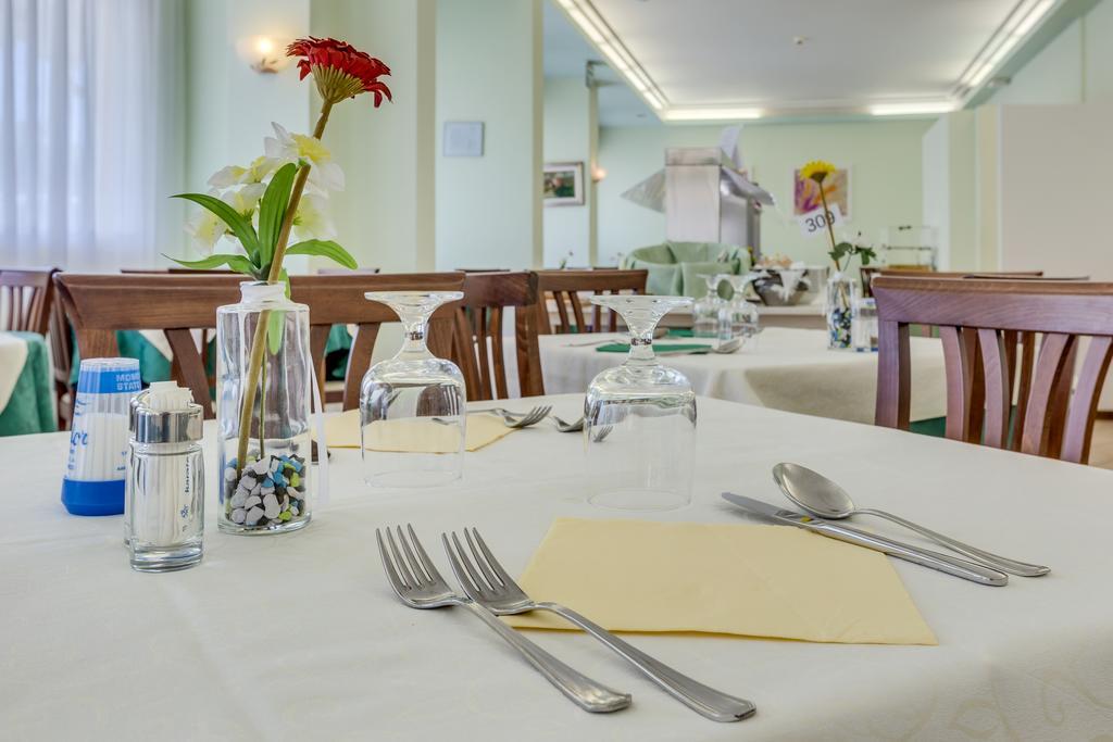 Hotel Austria Каорле Екстериор снимка