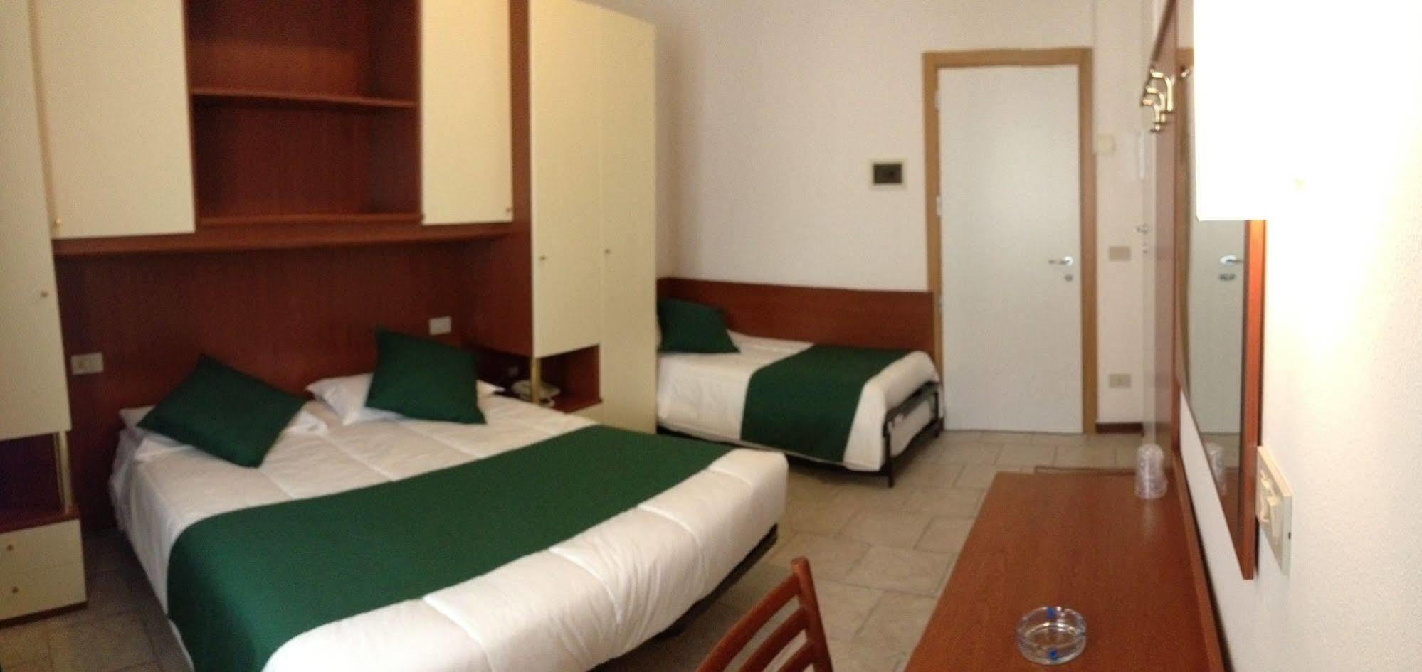 Hotel Austria Каорле Екстериор снимка