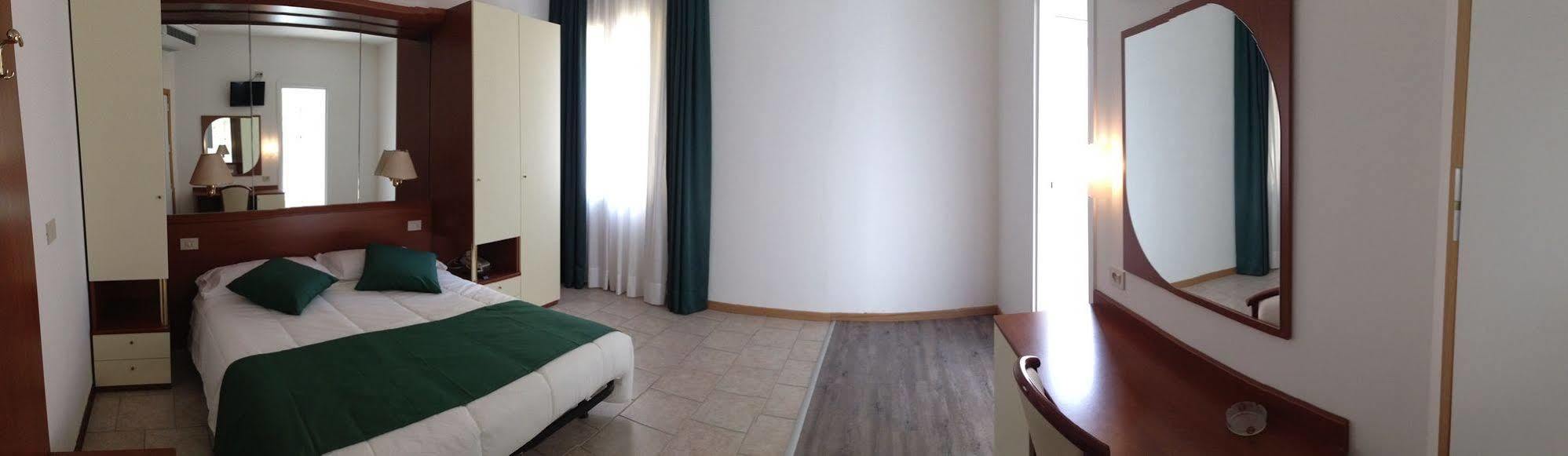 Hotel Austria Каорле Екстериор снимка