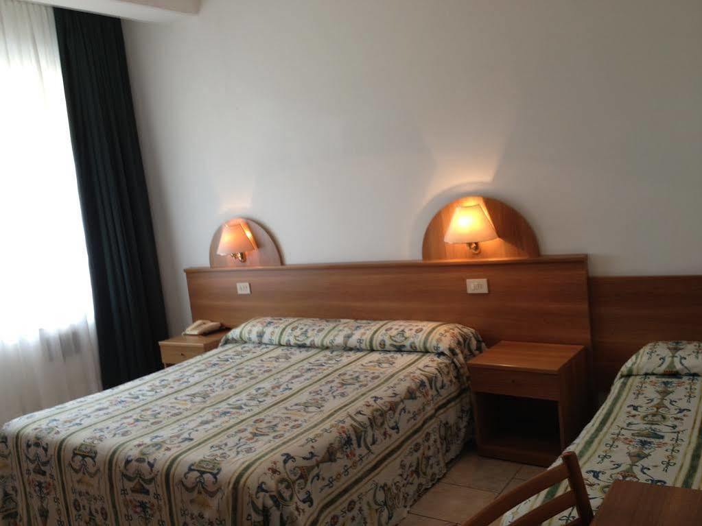 Hotel Austria Каорле Екстериор снимка