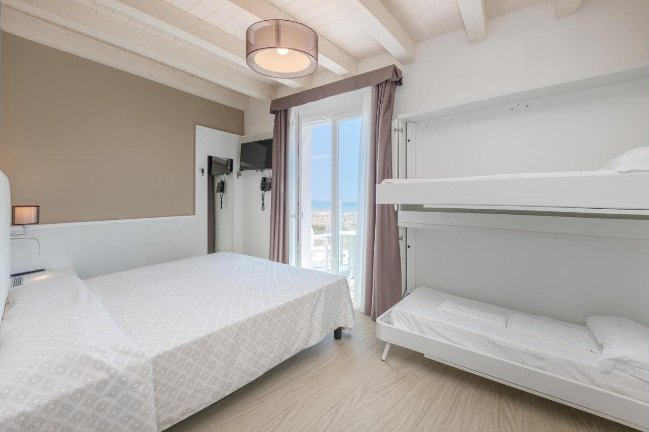 Hotel Austria Каорле Екстериор снимка